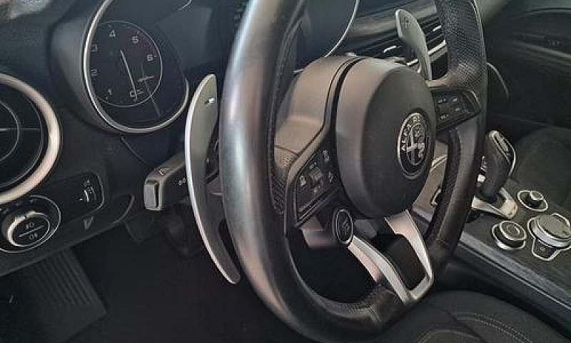 Alfa Romeo Stelvio 2...