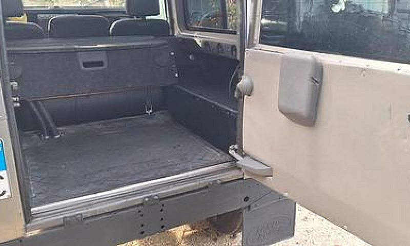 Land Rover Defender ...