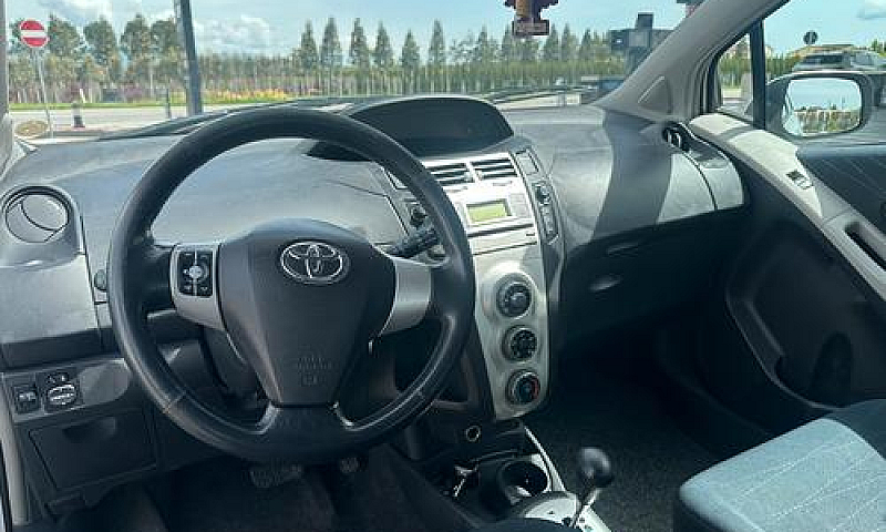 Toyota Yaris 2006 1....