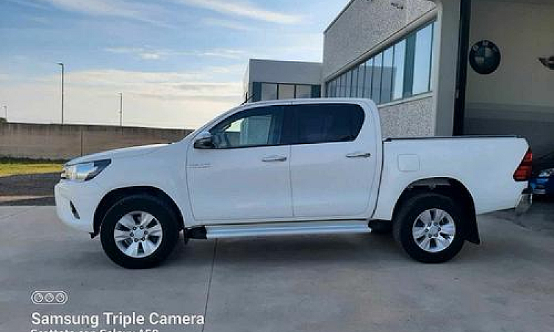 Toyota Hilux 2.4 D-4...