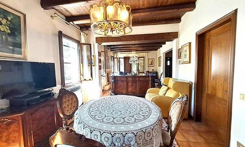 Porzione Di Casa A R...