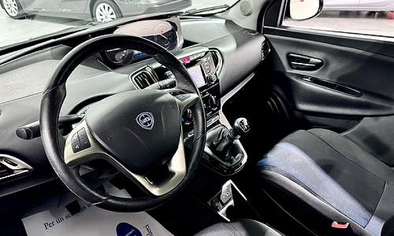 Lancia Ypsilon 1.2 6...