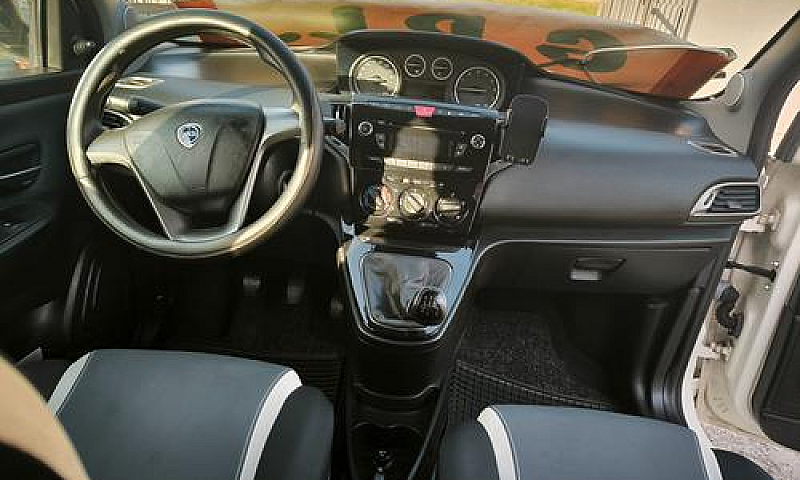 Lancia Ypsilon 1.2 6...