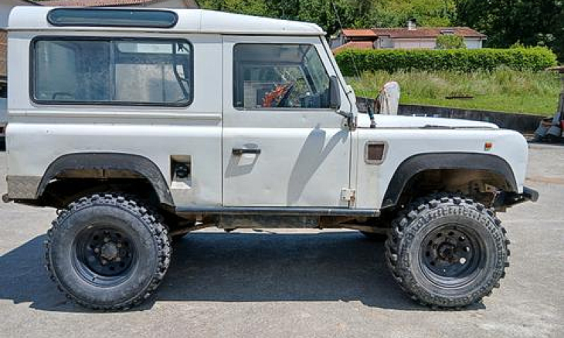 Land Rover Defender ...