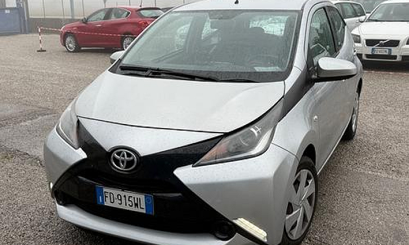 Toyota Yaris 1.0 5 P...
