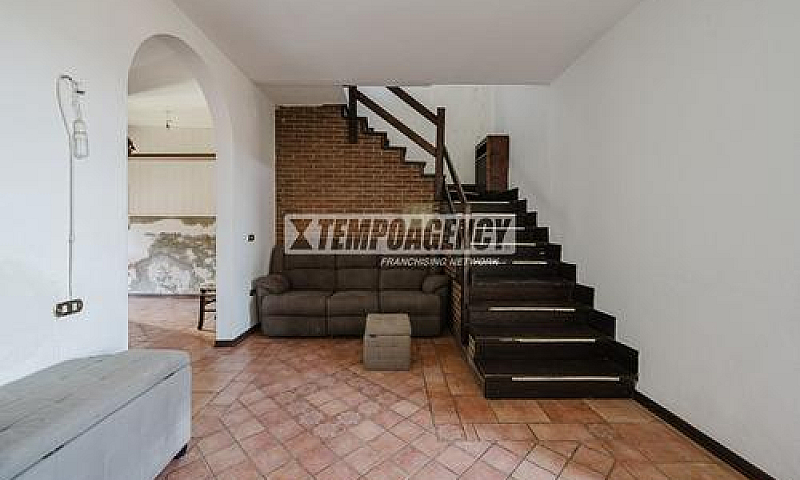 Porzione Di Casa A M...