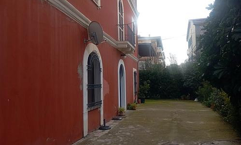 Palazzina Con 5 Appa...