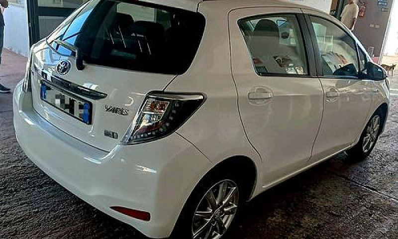 Toyota Yaris Ibrida ...
