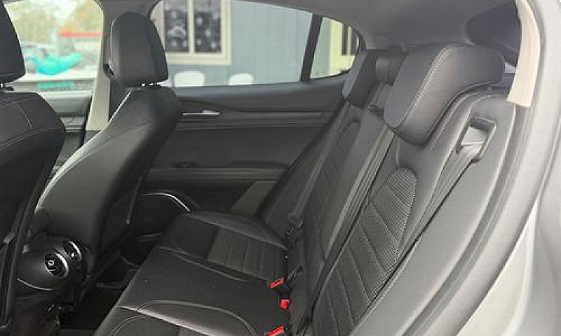 Alfa Romeo Stelvio 2...