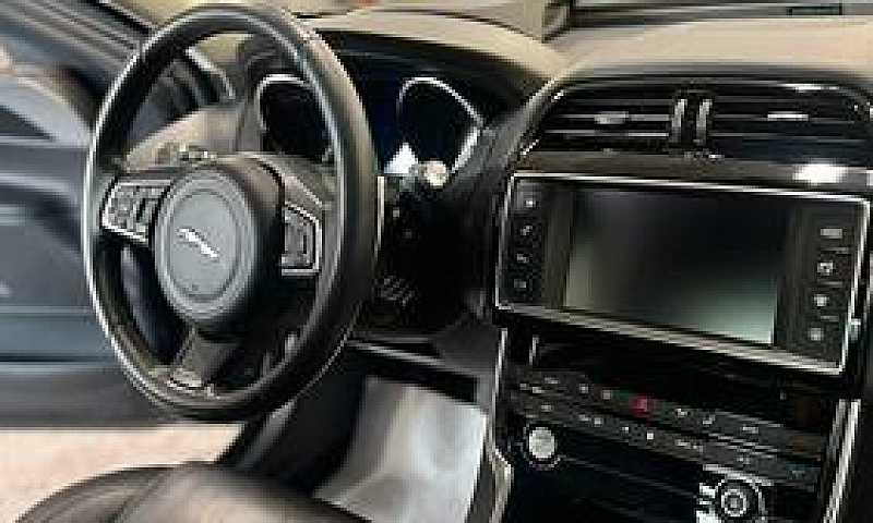 Jaguar Xe 2018...