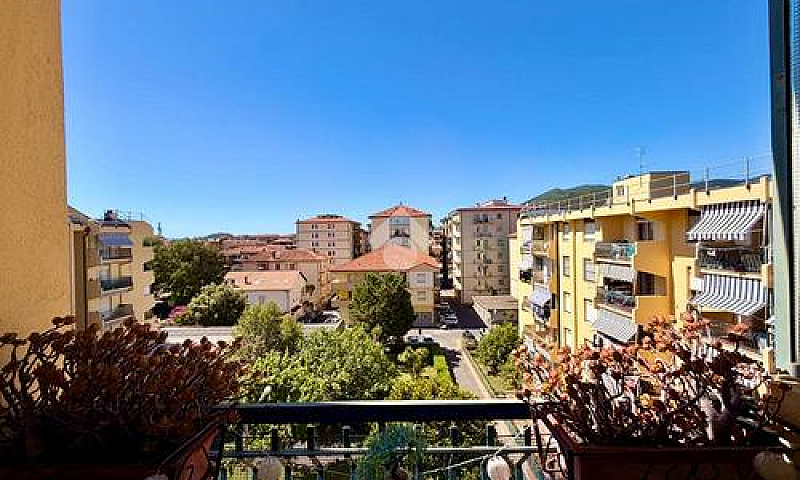 4 Locali A Albenga...