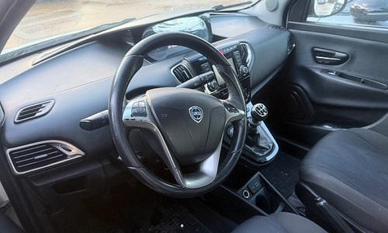 Lancia Ypsilon 1.2 6...