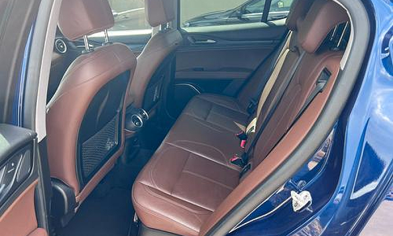 Alfa Romeo Stelvio 2...
