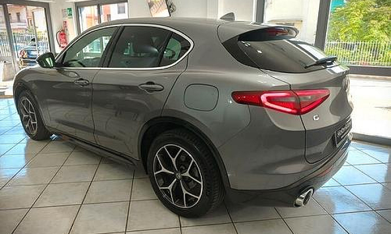 Alfa Romeo Stelvio 2...