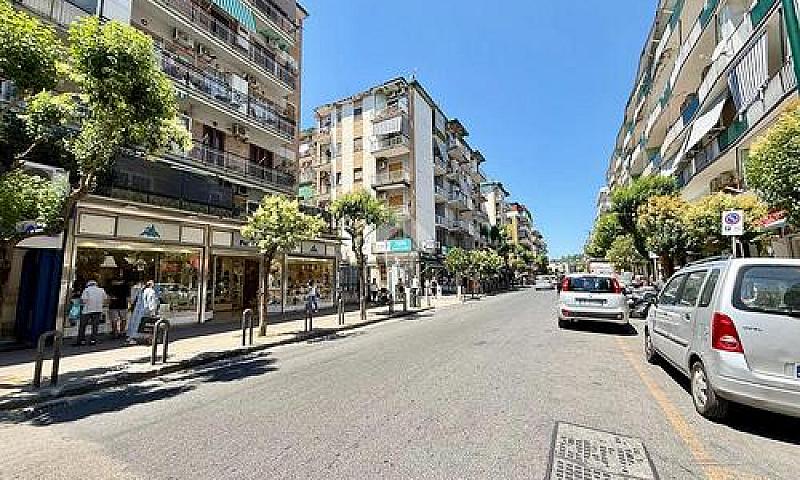 3 Locali A Napoli...