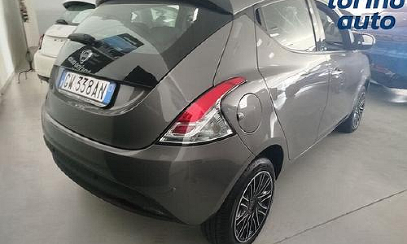 Lancia Ypsilon Ibrid...