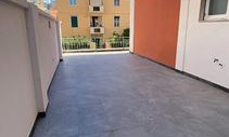 Pressi Via Milano - ...