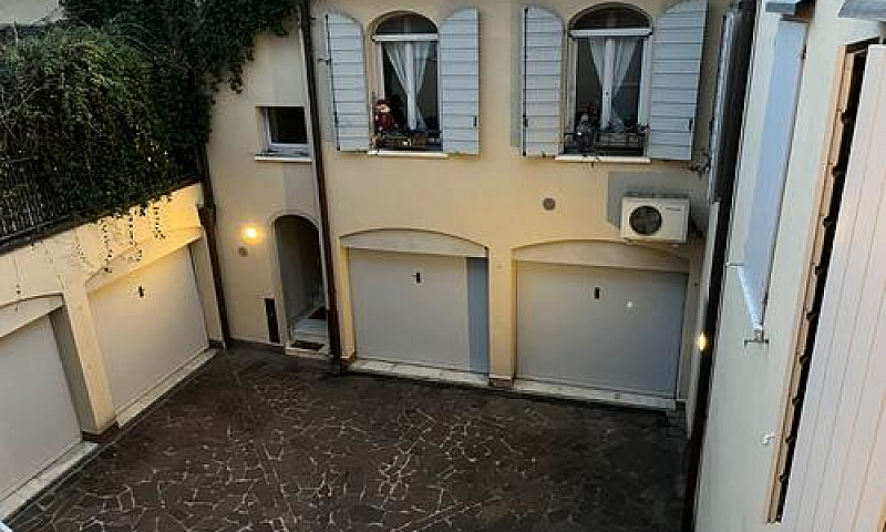 Trilocale In Via Car...