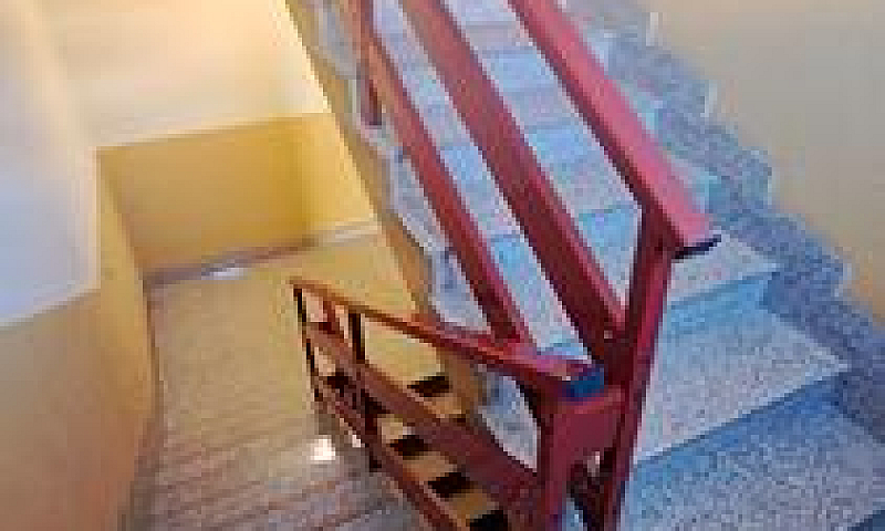 Secondo Piano Ad Ang...