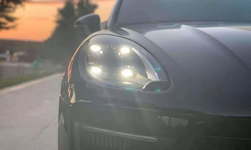 Porsche Macan Turbo...