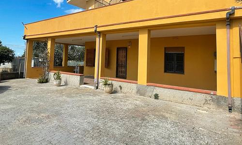 Porzione Di Villa In...