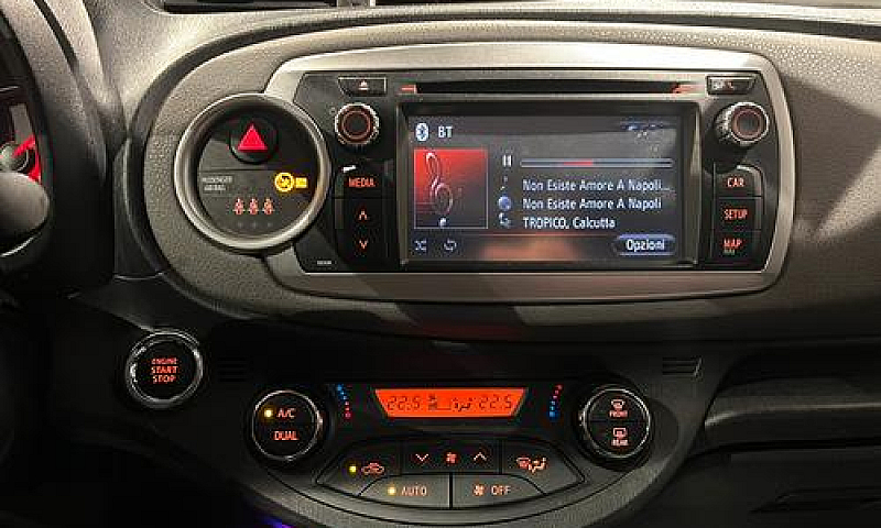 Toyota Yaris 2012 1....
