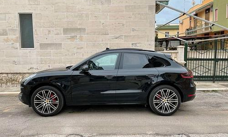 Porsche Macan Turbo...