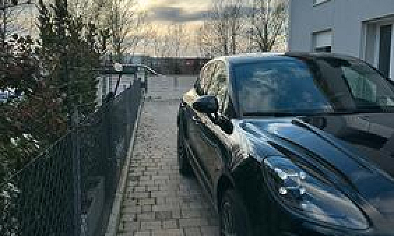 Porsche Macan...