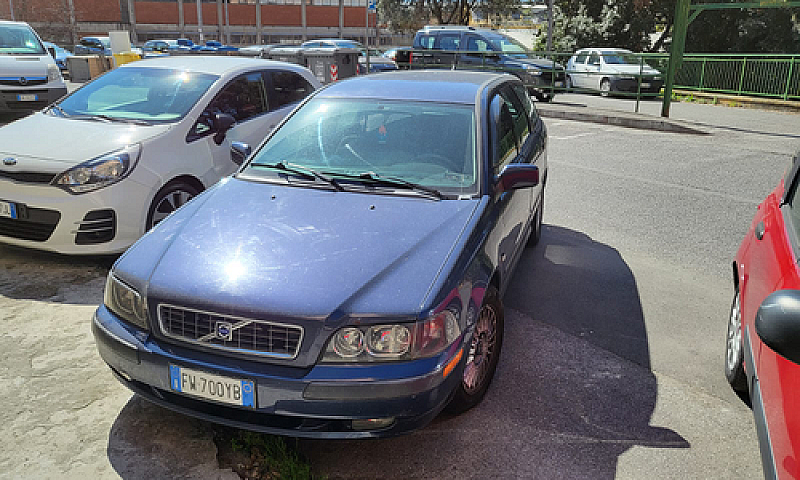 Volvo V40...
