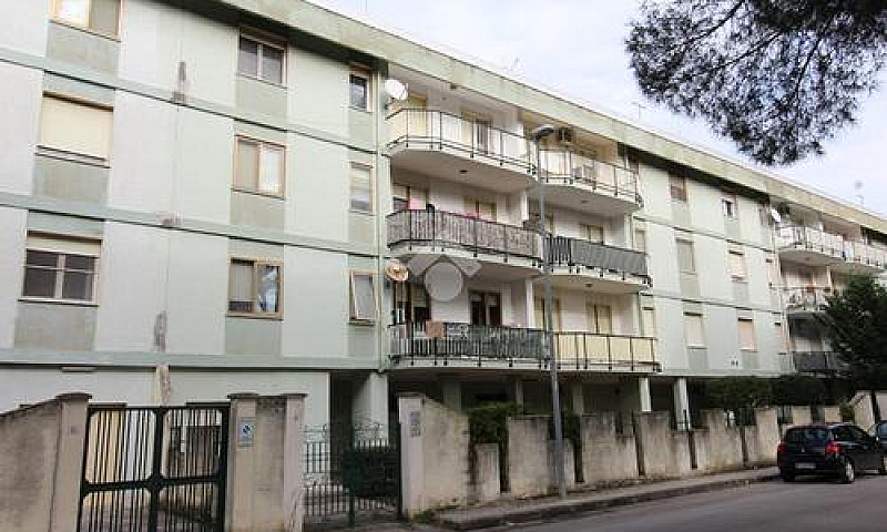4 Locali A Brindisi...