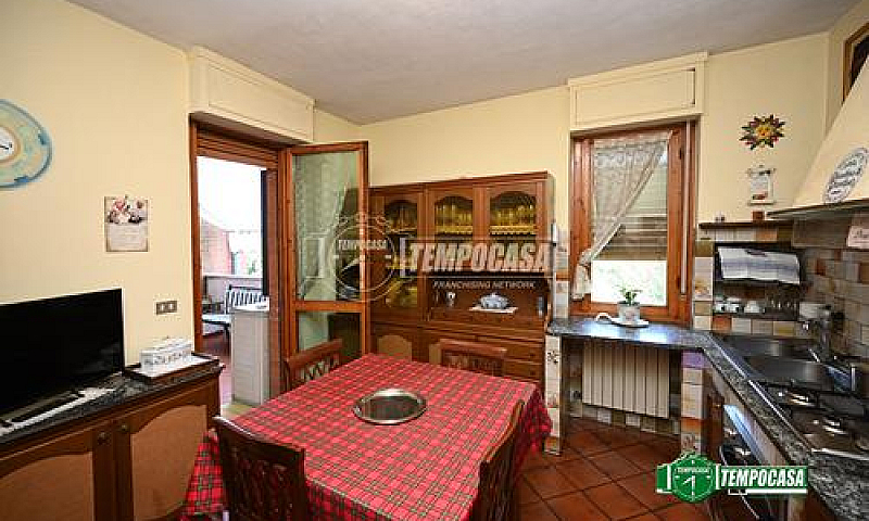 5 Locali In Via Cesa...