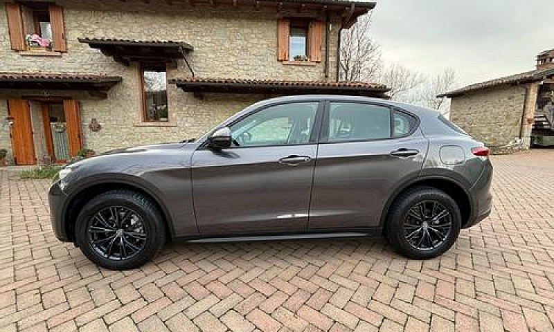 Alfa Romeo Stelvio 2...