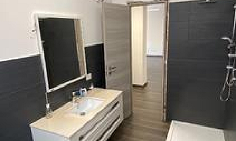 Pressi Via Milano - ...
