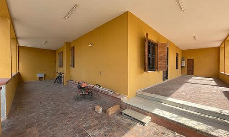 Porzione Di Villa In...