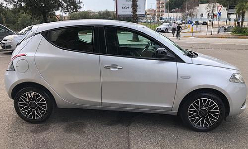 Lancia Ypsilon 1.2 6...