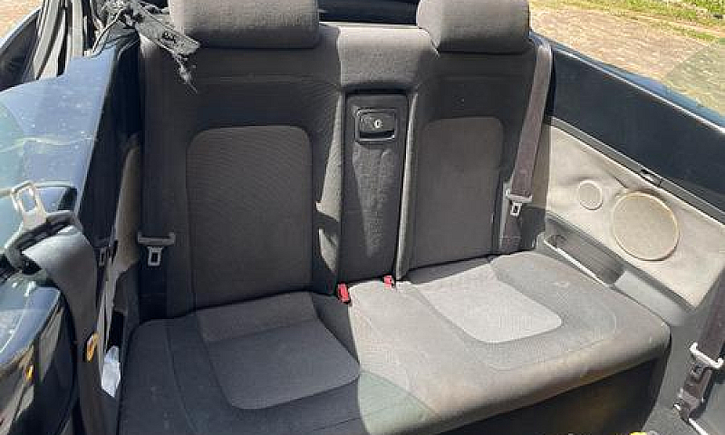 Volkswagen New Beetl...