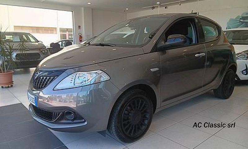Lancia Ypsilon Hybri...