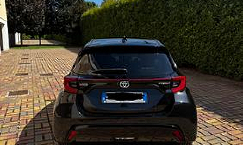 Toyota Yaris Hybrid ...