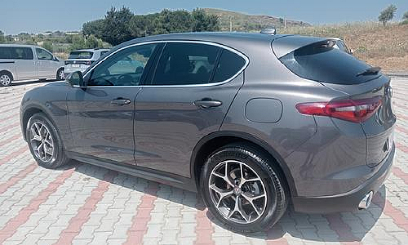 Alfa Romeo Stelvio 2...