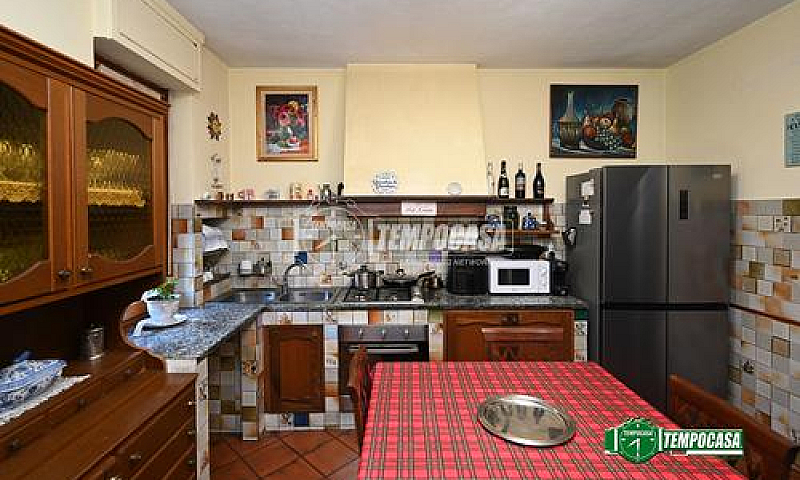 5 Locali In Via Cesa...