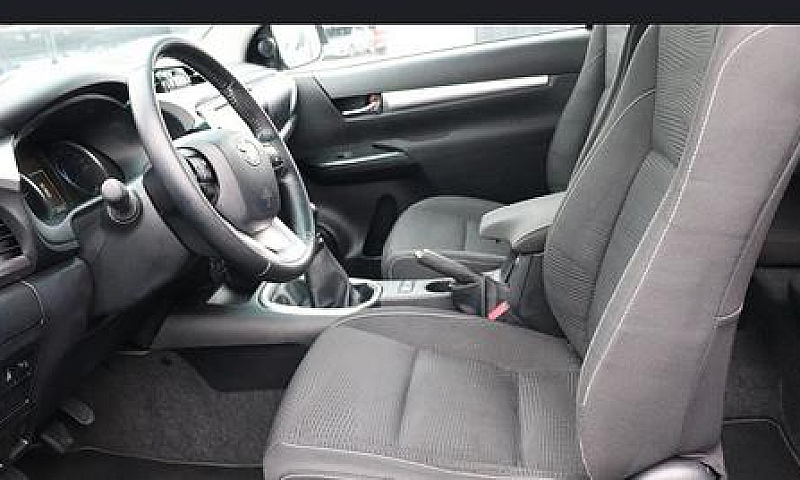 Toyota Hilux 2.4 D-4...