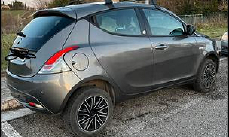 Lancia Ypsilon...