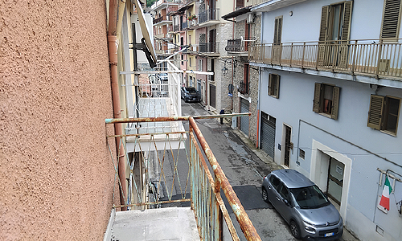 Casa Su Più Piani Bu...