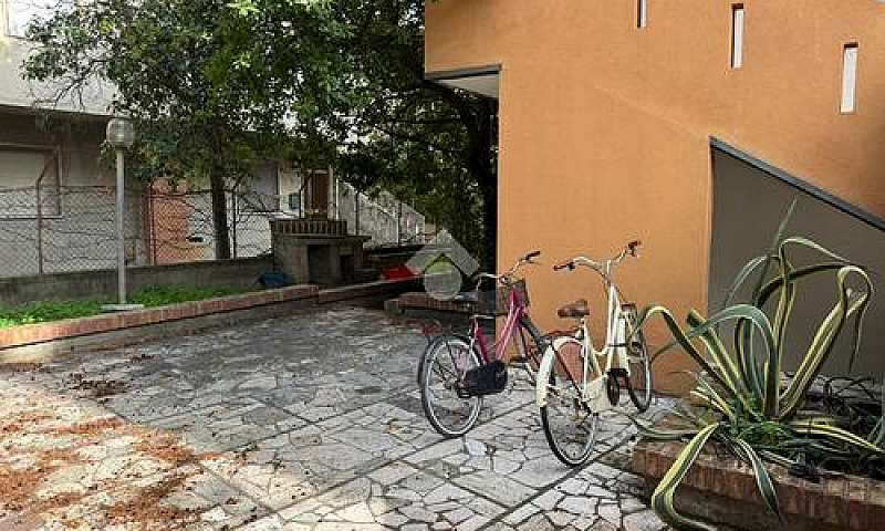 2 Locali A Davoli...