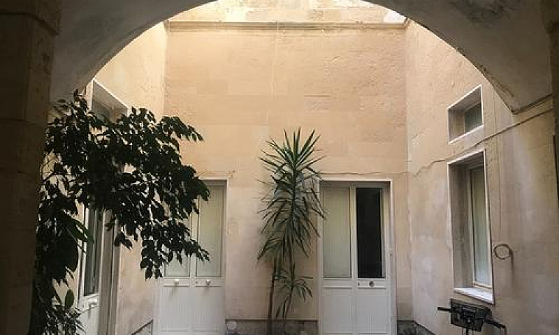 Lecce Palazzo Indipe...