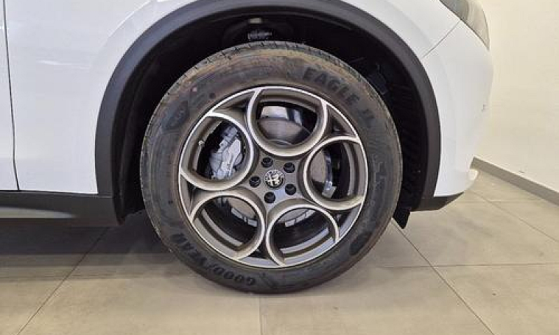 Alfa Romeo Stelvio 2...