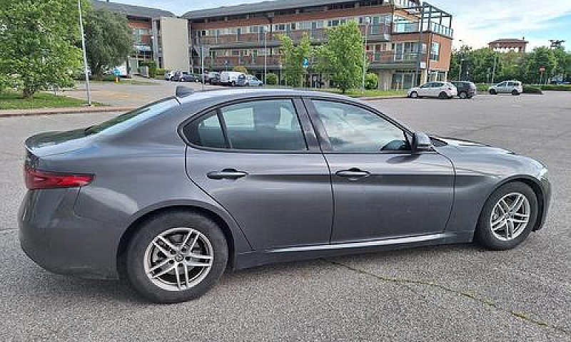 Alfa Romeo Giulia 2....