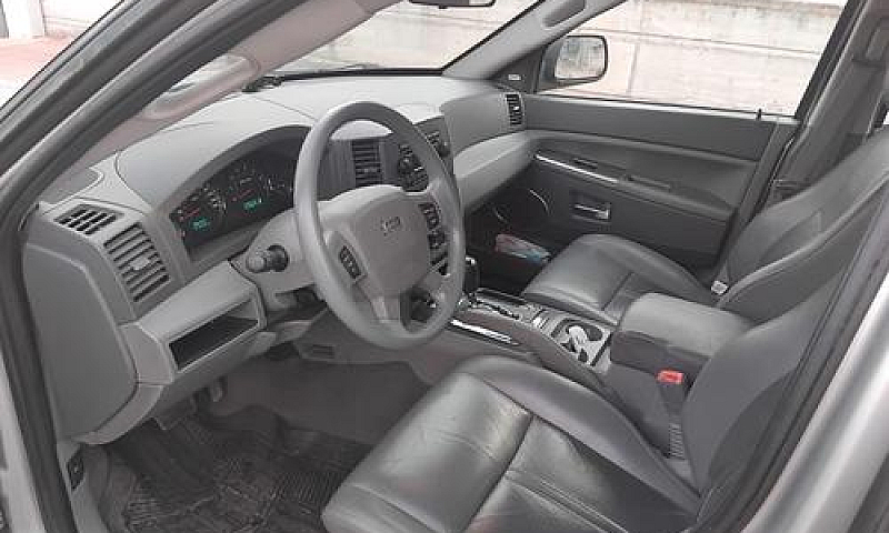 Fuoristrada Jeep Gra...