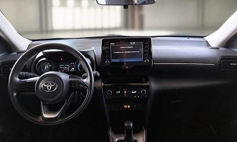 Toyota Yaris Cross E...