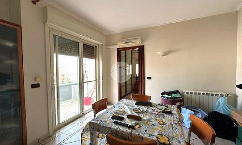 2 Locali A Messina...